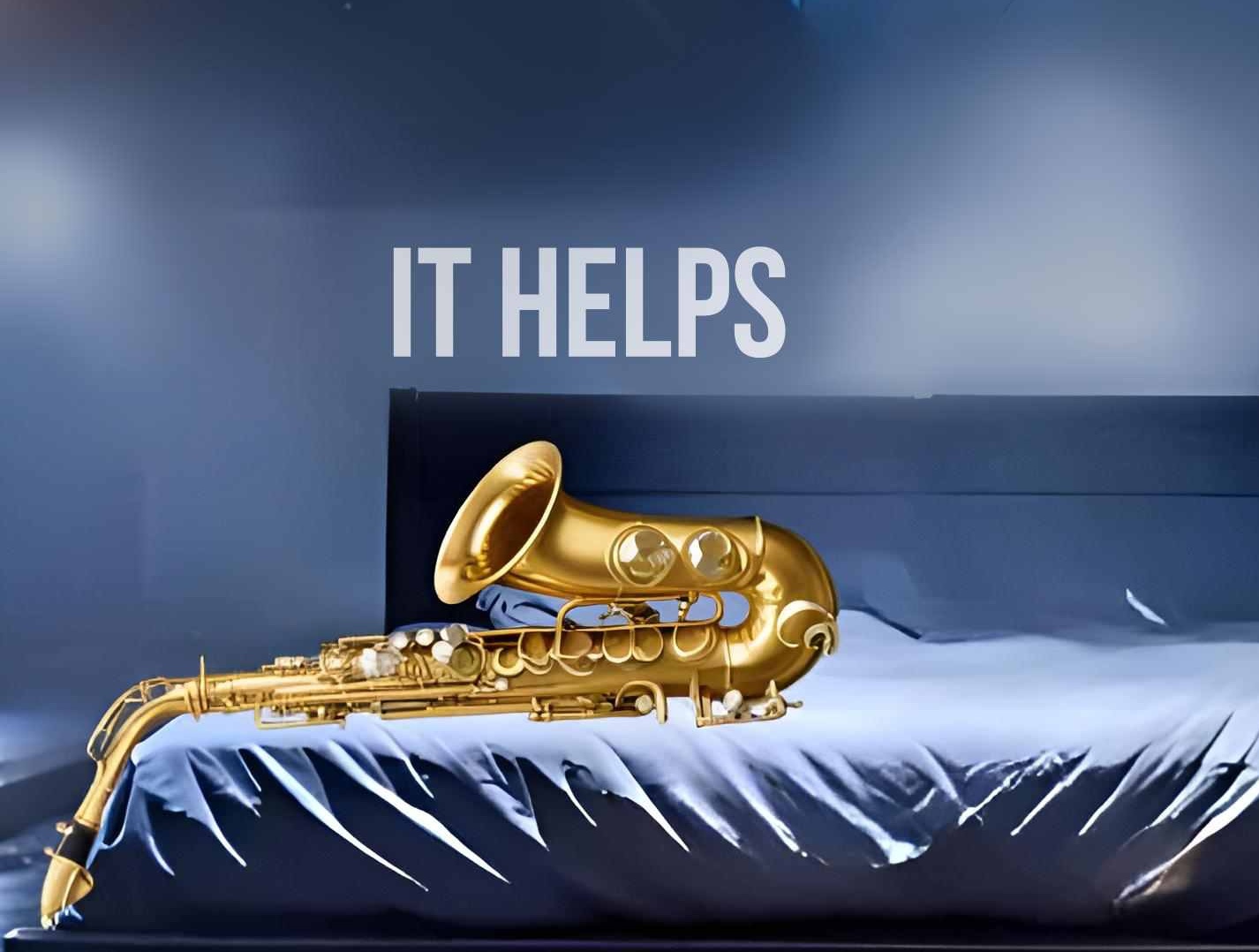 Cover it helps, zeigt Saxophon auf einem Bett nachts auf einer nebligen Straße