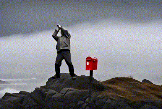 zeigt einen Mann, der auf einer kleinen Insel mit einem Vorschlaghammer einen Briefkasten zerstört
