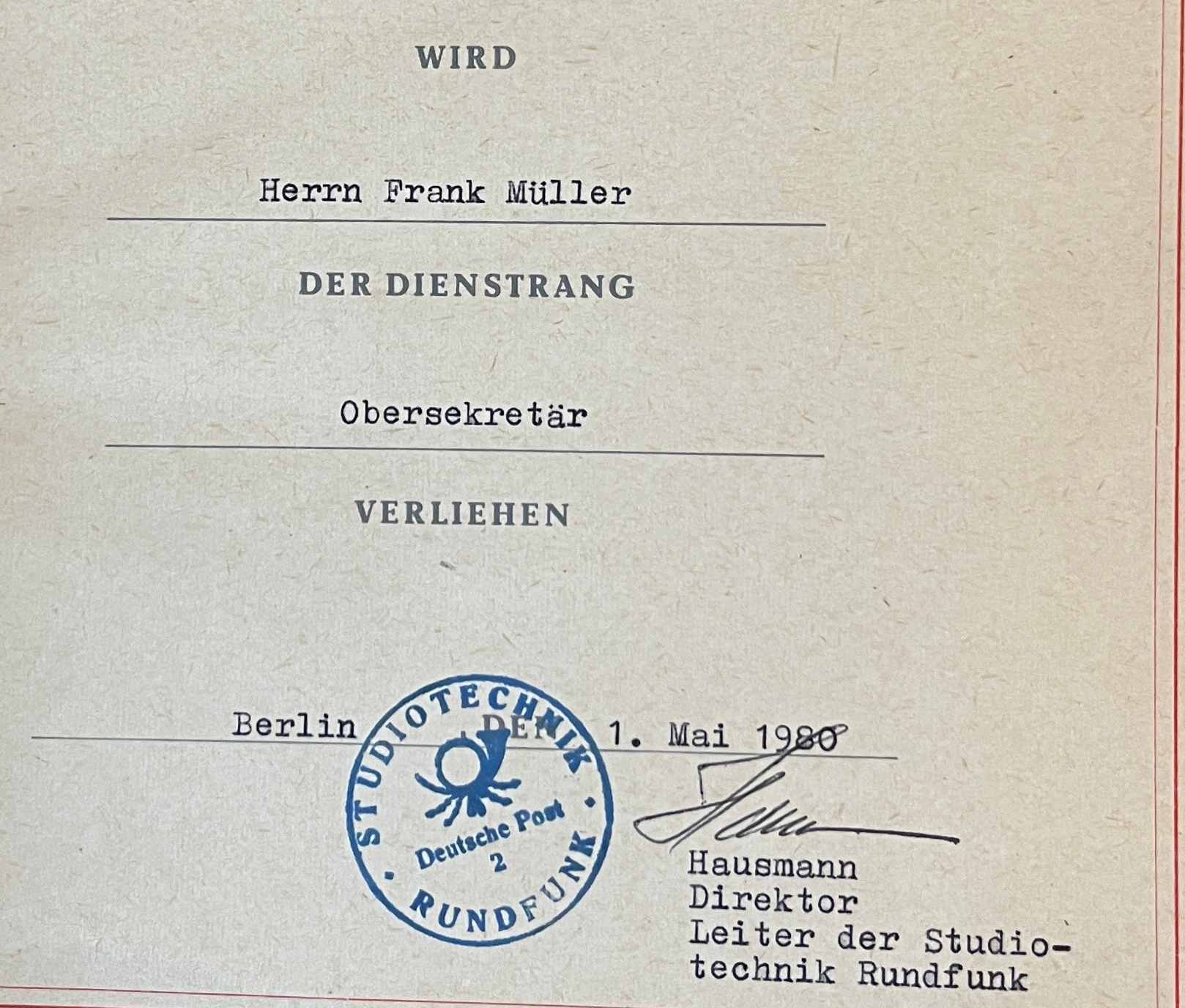 zeigt Urkunde, die mich als Oberpostsekretär ausweist