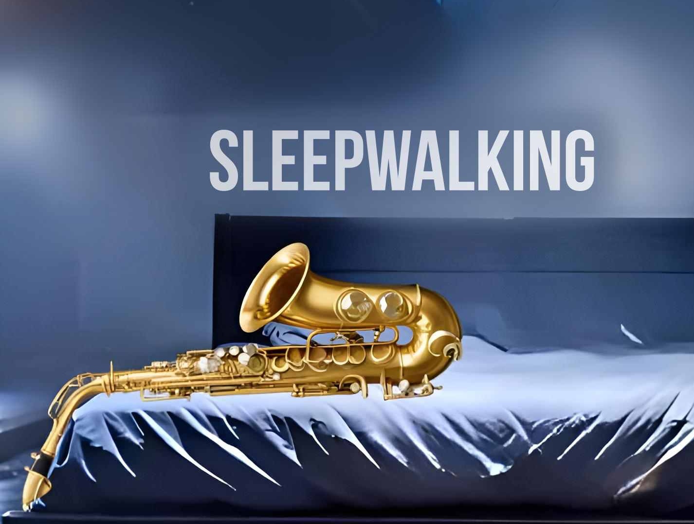 Cover sleepwalking, zeigt Saxophon auf einem Bett nachts auf einer nebligen Straße