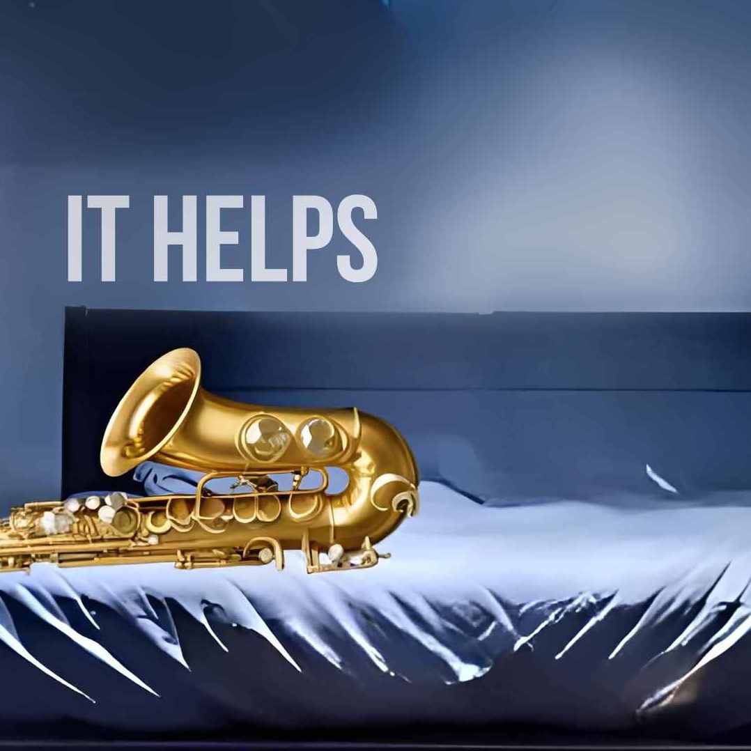 Cover it helps, zeigt Saxophon auf einem Bett nachts auf einer nebligen Straße